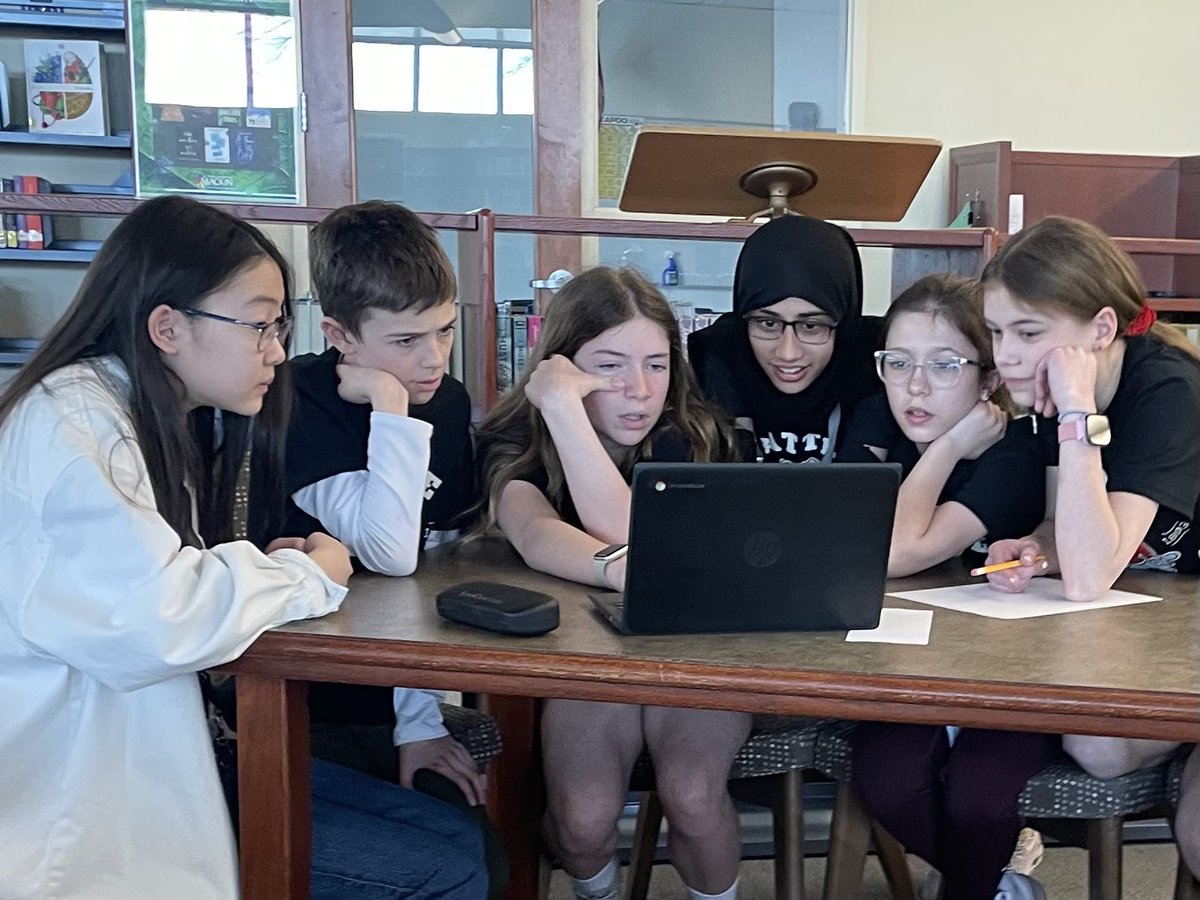 jtalburt's tweet image. Battle of the Books is underway! Good luck to all our teams! 🍀📚🍀#spslib #SPSCurriculum #BattleoftheBooks