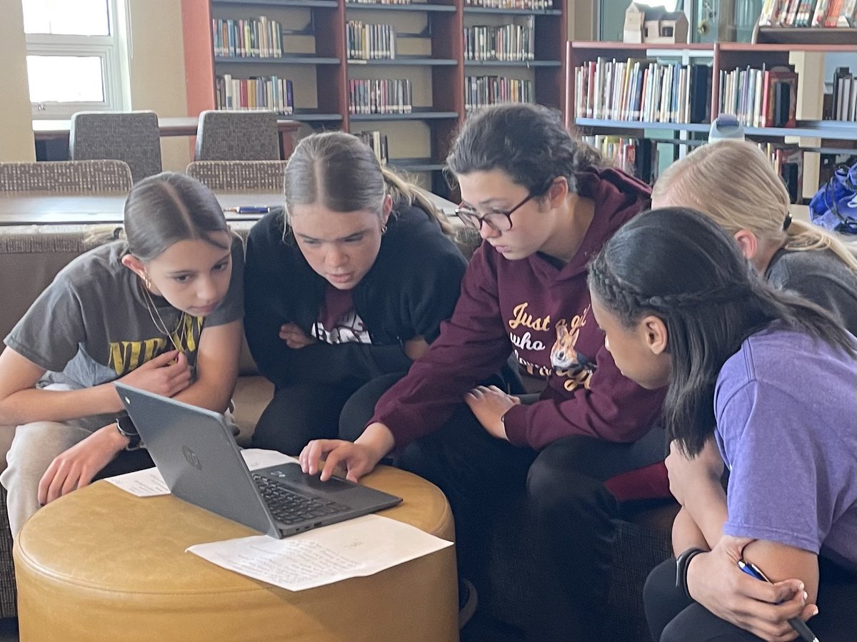 jtalburt's tweet image. Battle of the Books is underway! Good luck to all our teams! 🍀📚🍀#spslib #SPSCurriculum #BattleoftheBooks