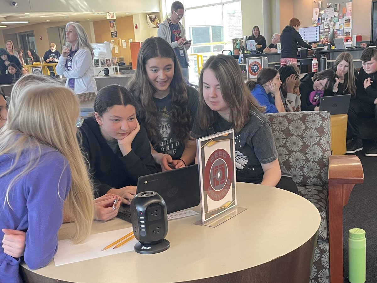 jtalburt's tweet image. Battle of the Books is underway! Good luck to all our teams! 🍀📚🍀#spslib #SPSCurriculum #BattleoftheBooks