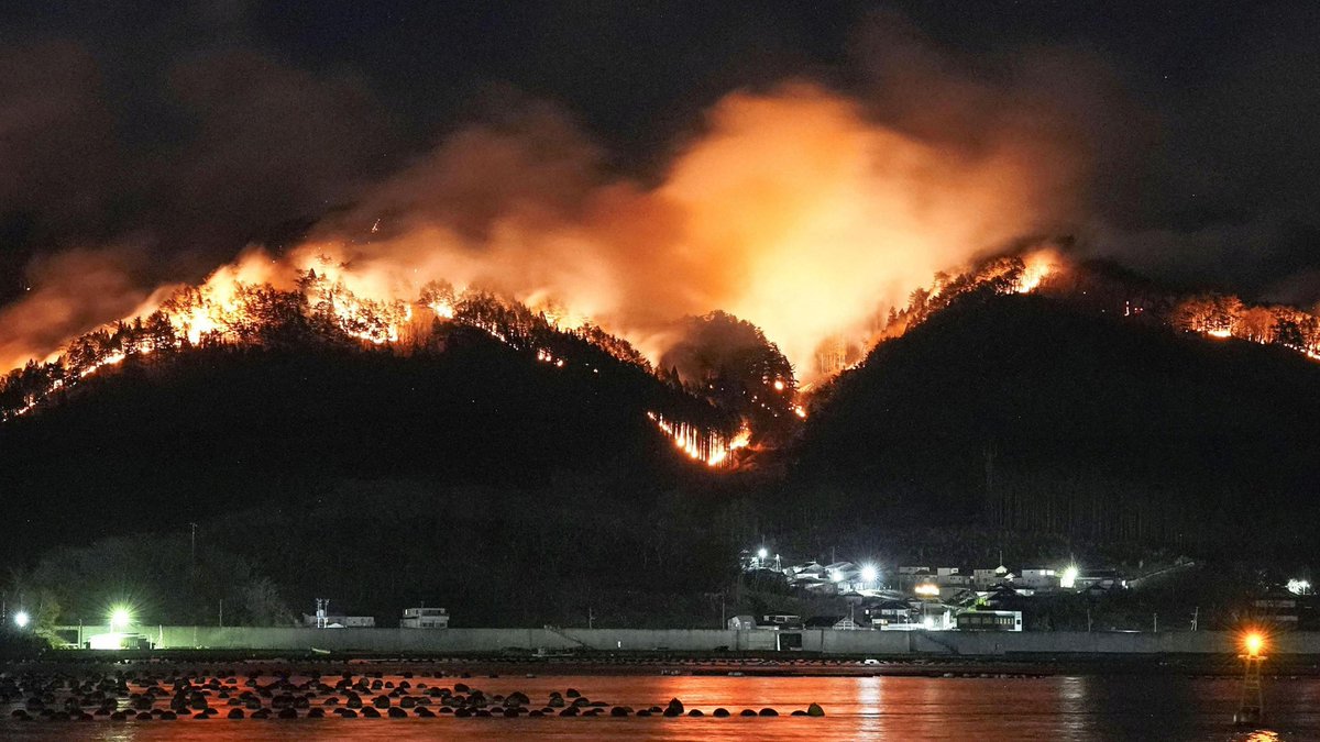 MarioNawfal's tweet image. 🚨🇯🇵 WILDFIRES RIP THROUGH OVER 900 HECTARES IN WESTERN JAPAN

Massive wildfires in Japan’s Ehime and Okayama prefectures have scorched more than 900 hectares of land since Sunday, forcing thousands to evacuate.

In Imabari, Ehime, 417 hectares have burned, while a separate blaze…