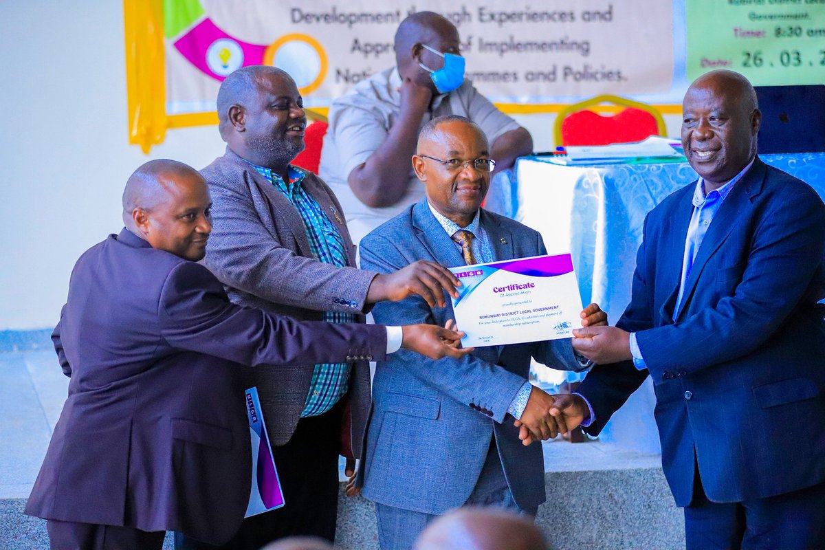 raphaelMagyezi's tweet image. Yesterday, I joined leaders from across Western Uganda for the ULGA Regional Meeting in Rubirizi District. We discussed critical issues on the Parish Development Model, district conflicts, boda boda stage development, local government staffing, and wildlife royalties. Together,…