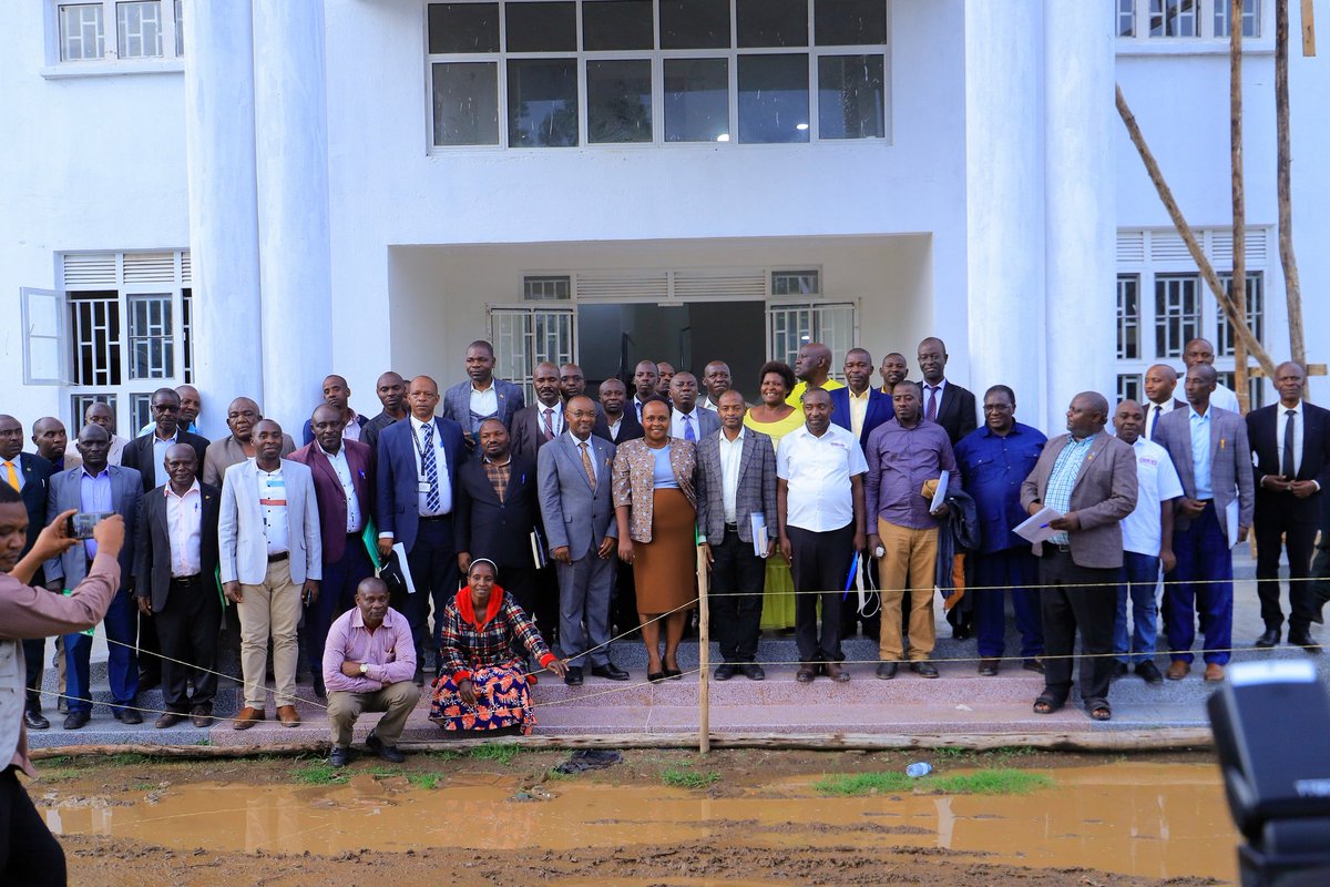 raphaelMagyezi's tweet image. Yesterday, I joined leaders from across Western Uganda for the ULGA Regional Meeting in Rubirizi District. We discussed critical issues on the Parish Development Model, district conflicts, boda boda stage development, local government staffing, and wildlife royalties. Together,…