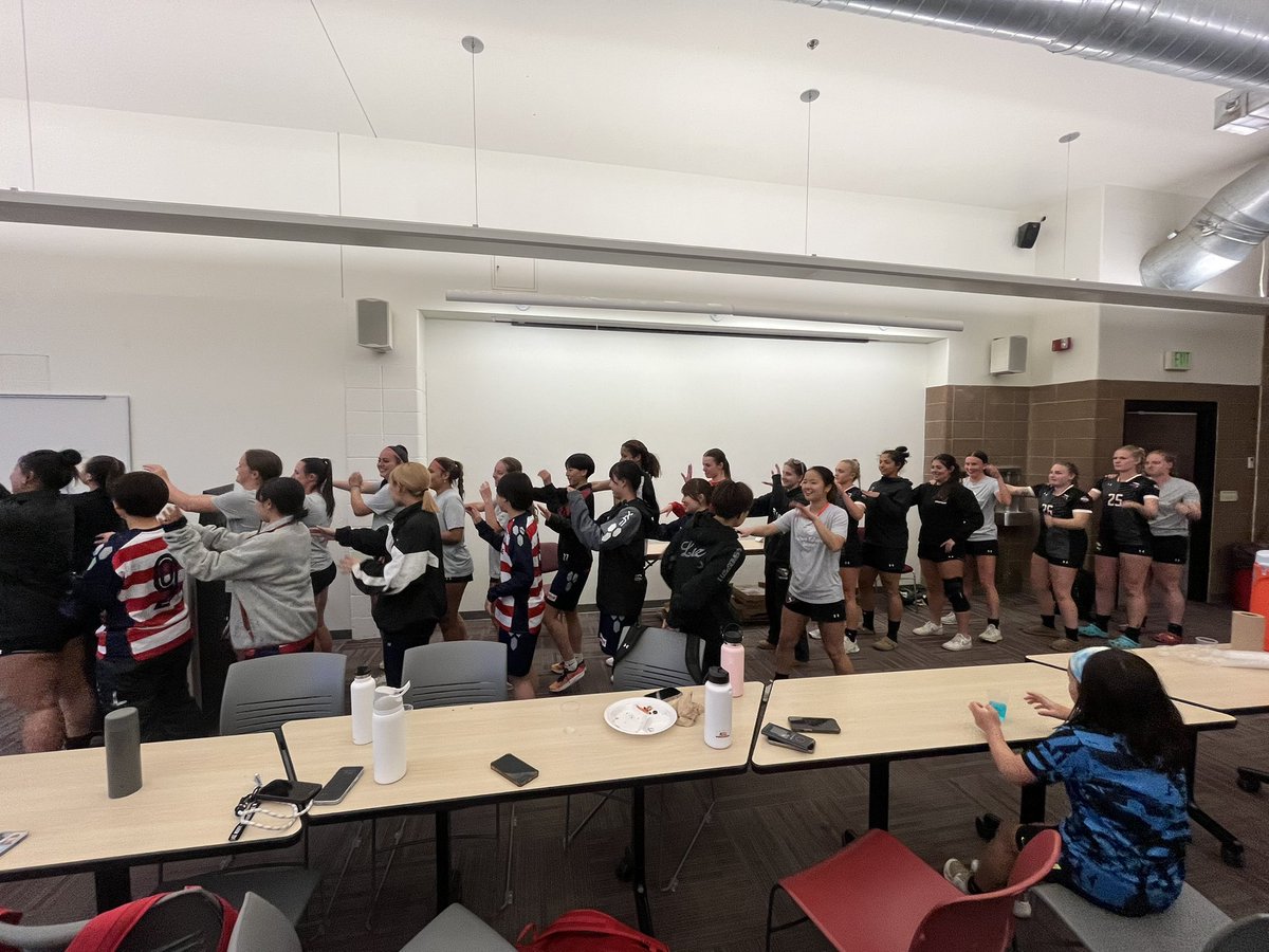 bridgesoccer's tweet photo. Western Colorado University との試合後、選手との交流会をしました！

ウェスタンの選手たちはダンス、ブリッジの選手はあ��りまえ体操を披露！
結構ウケていました😆 https://t.co/VBVnylgEvY