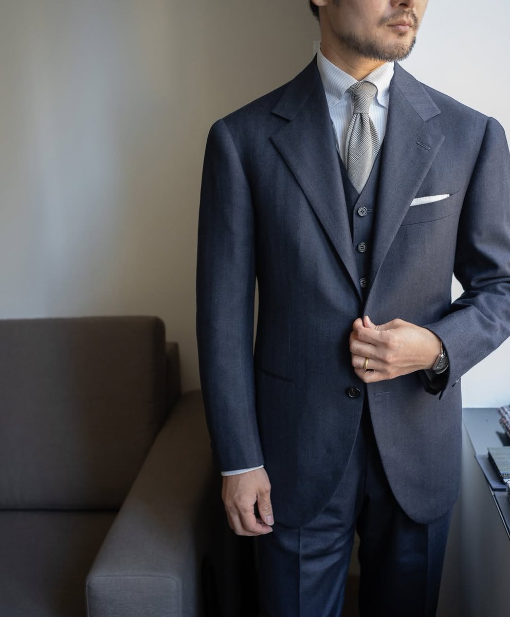 dieworkwear's tweet image. At the moment, a trained eye can spot the difference between a machine-made suit and a handmade suit. But most people can't. My guess is that my account has grown partly because I explain why these two suits are different. (Before, most people just saw them as identical).