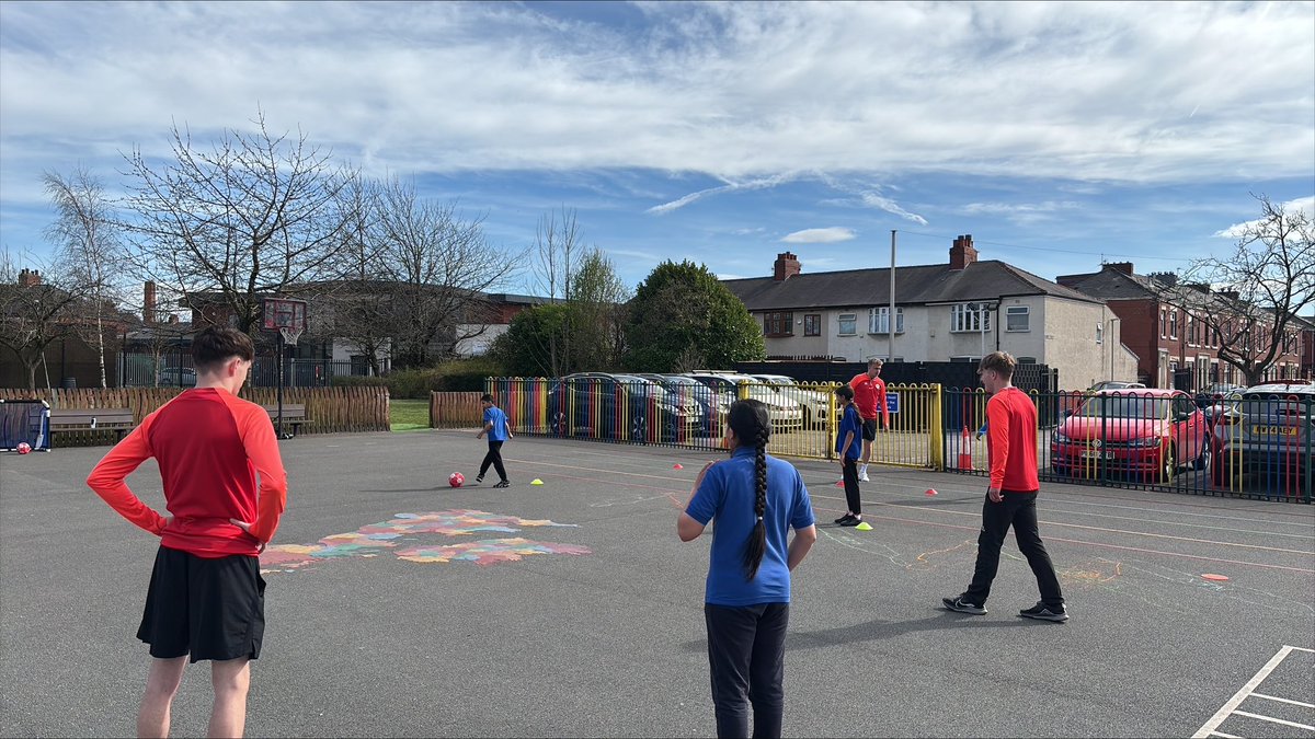 Fantastic to see our 2nd Year Extended Diploma students starting to deliver sports sessions to Deepdale Primary School as part of their assessments for their Applied Coaching unit ⚽️

Students demonstrated their coaching, leadership, organisational and communication skills 👏🏻👏🏻