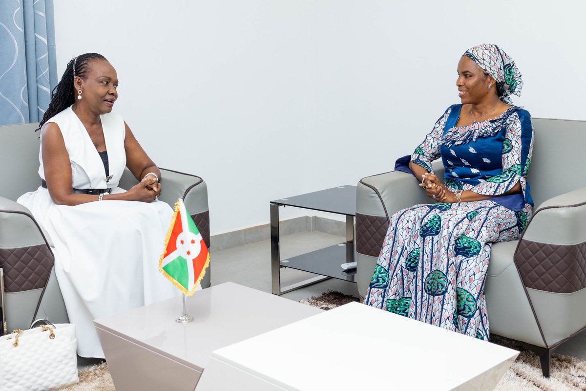 Burundi1stLady's tweet photo. Nanezerewe cane no kuganira n'umutambukanyi w'uwahoze arongoye igihugu c'u #Burundi Sylvestre Ntibantunganya, nyakwubahwa Minani Pascasie. Guterwa intege kwiwe, n'ubwitonzi bwiwe ni itunga ridasanzwe kandi rikomeye ku gihugu cacu. Imana ishishikare kumugirira neza no kumutuzigamira.