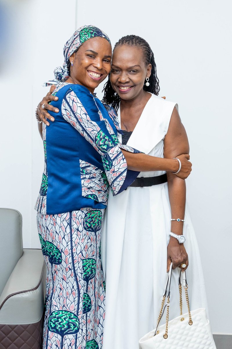 Burundi1stLady's tweet photo. Nanezerewe cane no kuganira n'umutambukanyi w'uwahoze arongoye igihugu c'u #Burundi Sylvestre Ntibantunganya, nyakwubahwa Minani Pascasie. Guterwa intege kwiwe, n'ubwitonzi bwiwe ni itunga ridasanzwe kandi rikomeye ku gihugu cacu. Imana ishishikare kumugirira neza no kumutuzigamira.