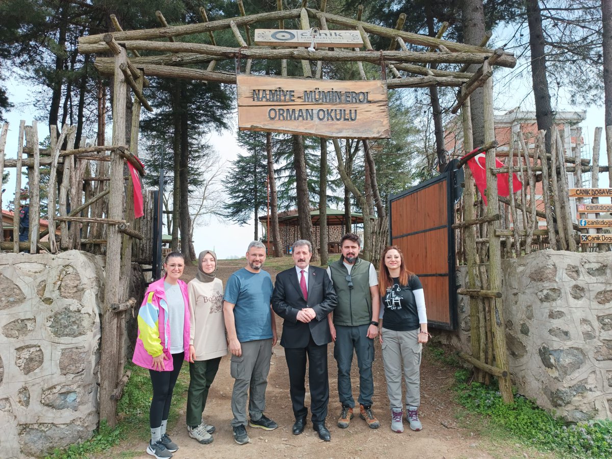 TCSamsunValilik's tweet photo. #Canik Namiye-Mümin Erol #OrmanOkulu🌲🌳

📌Valimiz Sayın @orhantavli_, Vali Yardımcısı V./Canik Kaymakamı Şeref Aydın, Canik Belediye Başkan Yardımcısı Muzaffer Emuce, Orman İşletme Müdürü Menderes Özkolay, Gençlik ve Spor İl Müdürü Feyzullah Dereci, İl Kültür ve Turizm Müdürü Süleyman Demirtaş, İl Sağlık Müdürlüğü Halk Sağlığı Hizmetleri Başkanı Dr. Hatice Öz ve Yeşilay Samsun Şube Başkanı Emre Güneş ile birlikte;

#OrmanHaftası dolayısıyla Canik Namiye-Mümin Erol Orman Okulu’nu ziyaret ederek, okulda eğitim alan geleceğimizin teminatı çocuklarımızla sohbet edip, yetkililerden okulun faaliyetleri hakkında bilgi aldı.

📌Gençlerimize ve çocuklarımıza doğa bilinci kazandırmak amacıyla hayata geçirilen Canik Namiye-Mümin Erol Orman Okulu’nda👇

✅️Sıfır Atık, 
✅️Ekolojik Okuryazarlık,
✅️Çevre Bilgisi,
✅️Küresel İklim Değişikliği,
✅️Oryantiring,
✅️Doğal Yaşam ve Sosyal Beceri,
✅️Doğada Sanat eğitimleri verilmektedir.