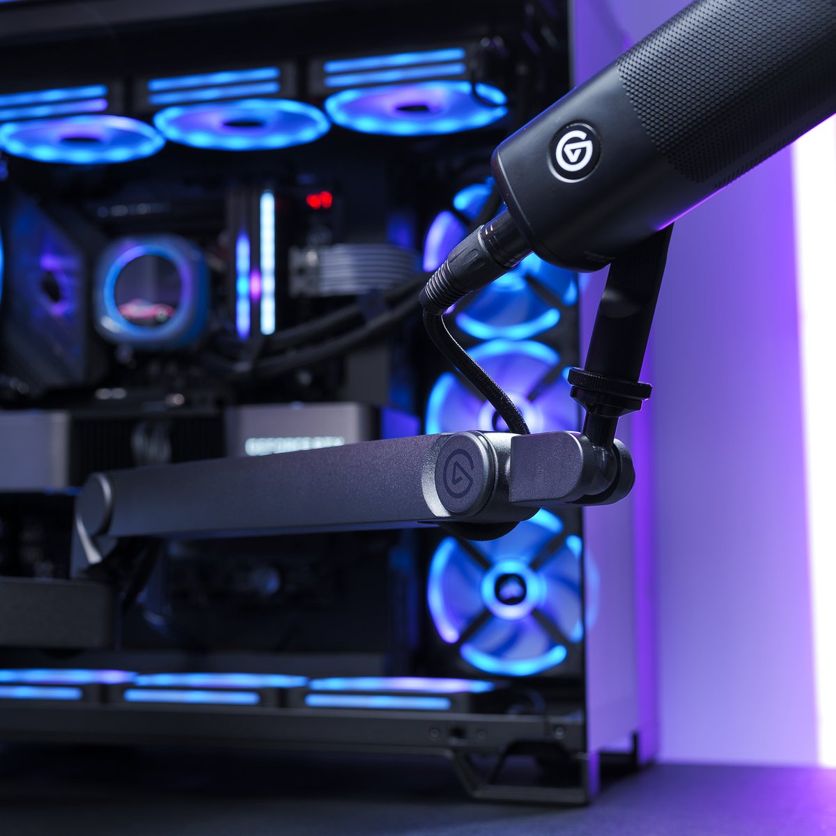 elgato's tweet photo. Describe Wave Mic Arm Pro in 3 words? Easy. 

Sleek, steady, secure. ✨ https://t.co/yWUwyNl9Gj