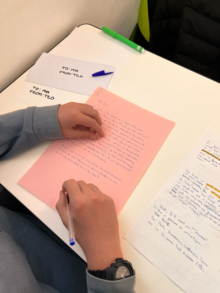 Institut La Sagrera- Sant Andreu (@inslasagrera) on Twitter photo L’alumnat d’Anglès de 3r ESO ha iniciat un intercanvi de cartes amb el Gymnasium Alstertal d’Hamburg, com a preparació pel viatge d’intercanvi del curs vinent! Alguns alumnes viatjaran a Barcelona i nosaltres els visitarem a Hamburg. Una gran experiència en marxa! L’alumnat d’Anglès de 3r ESO ha iniciat un intercanvi de cartes amb el Gymnasium Alstertal d’Hamburg, com a preparació pel viatge d’intercanvi del curs vinent! Alguns alumnes viatjaran a Barcelona i nosaltres els visitarem a Hamburg. Una gran experiència en marxa!