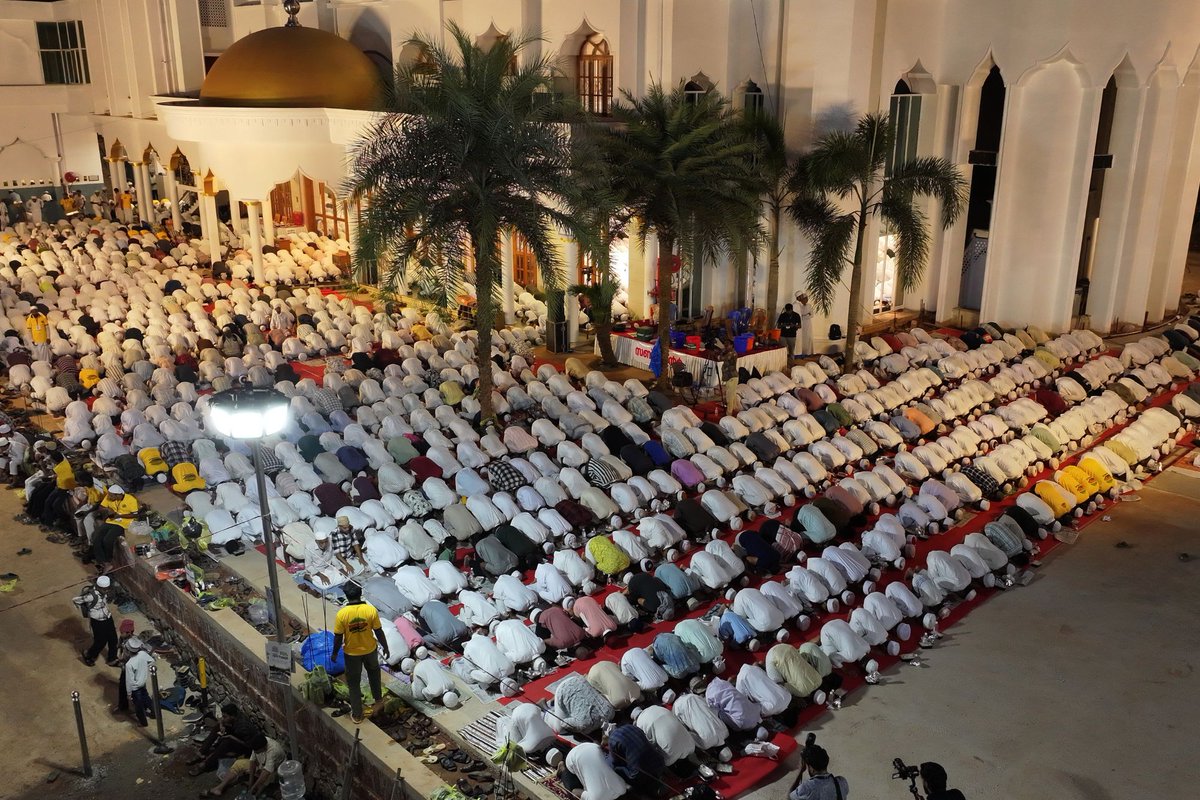 Thousands of believers stand shoulder to shoulder in perfect Saff, filling the night with devotion and peace. As the congregation flows from Iftar to prayer, the grounds of Ramadan Prayer Congregation resonate with the beauty of Maghrib, Isha, Tharawih, Vithr, and Thasbeeh.