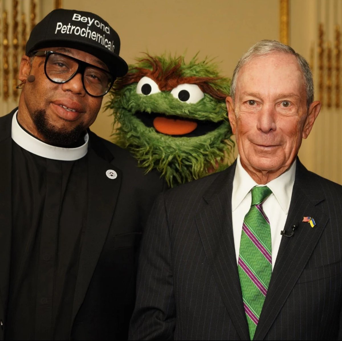 Rev Yearwood ✊🏾 (@revyearwood) on Twitter photo Congratulations, <a href="/MikeBloomberg/">Mike Bloomberg</a>, on being honored with <a href="/TIME/">TIME</a>'s 2025 Earth Award! Climate change is one of the biggest challenges we face! I’m blessed to work with such a climate champion!
Always love the opportunity to post our photo with <a href="/OscarTheGrouch/">Oscar the Grouch</a>
mikebloom.bg/425DBGq Congratulations, <a href="/MikeBloomberg/">Mike Bloomberg</a>, on being honored with <a href="/TIME/">TIME</a>'s 2025 Earth Award! Climate change is one of the biggest challenges we face! I’m blessed to work with such a climate champion!
Always love the opportunity to post our photo with <a href="/OscarTheGrouch/">Oscar the Grouch</a>
mikebloom.bg/425DBGq