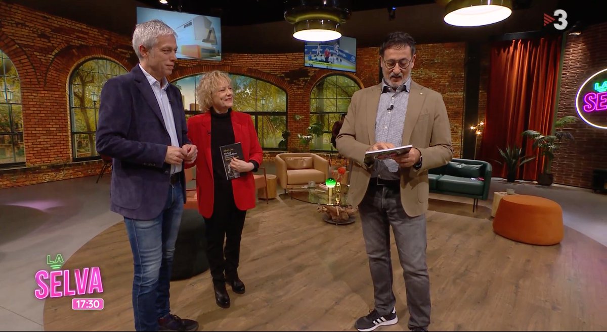 universllibres's tweet image. Albert Om i Marina Rossell ja son a #LaSelva per parlar de "No faré cap més llibre"! El retrat íntim d’una dona lliure que desconcerta, commou i sobretot, emociona. @3CatCultura