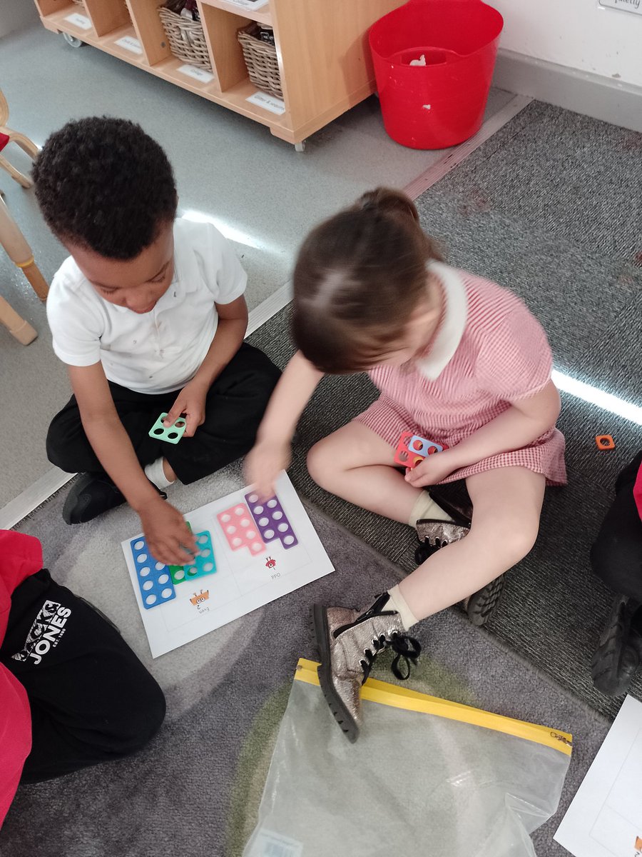 Maybury_F2's tweet photo. We have been learning about odd and even numbers in maths this week #masteringnumber @NCETM @HumberEdTrust @Maybury_School https://t.co/qWZJnw9wkg