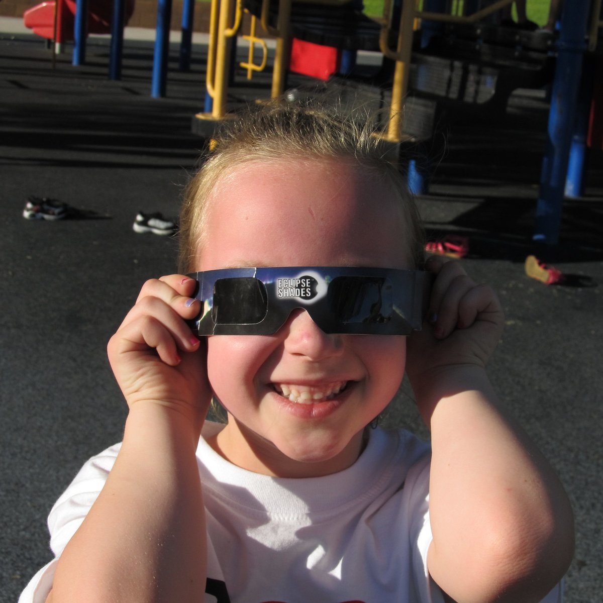 waddensky_nl's tweet image. Een echte #zonsverduistering meemaken is een onvergetelijke ervaring voor kinderen! Daarom kun je aanstaande zaterdag bij Het Lage Noorden GRATIS je #kinderen meenemen om dit bijzondere verschijnsel te beleven. Kijk voor meer info op waddensky.com/activiteiten/z…. (📸1: Ken Lund)