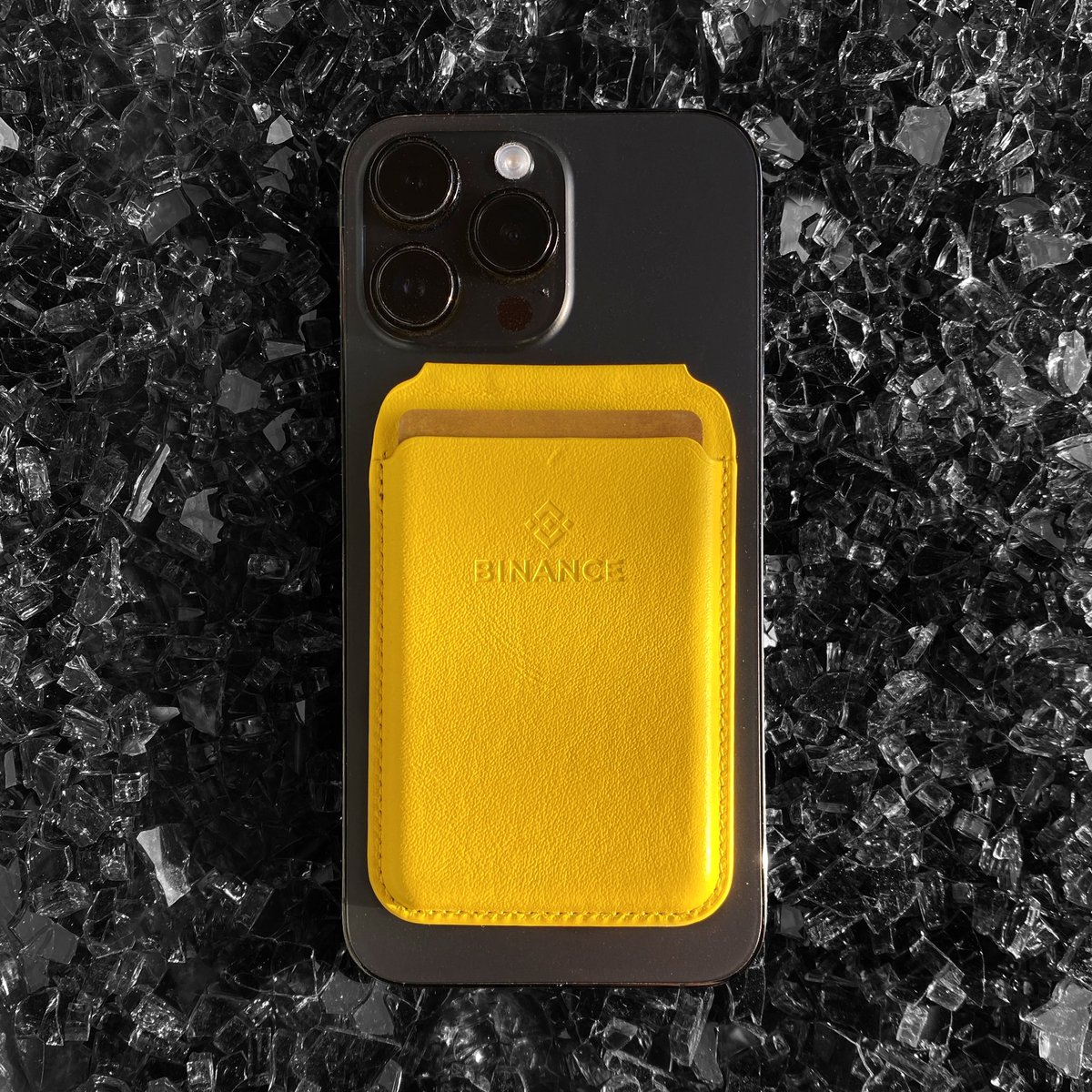 vaniko_17's tweet image. Binance is not just about crypto, but also about style! 🟡📱 This wallet snaps perfectly onto an phone, convenient and true to the Web3 spirit. What do you think of this merch?
#Binance #BinanceWeb3 #Web3Wallet #crypto