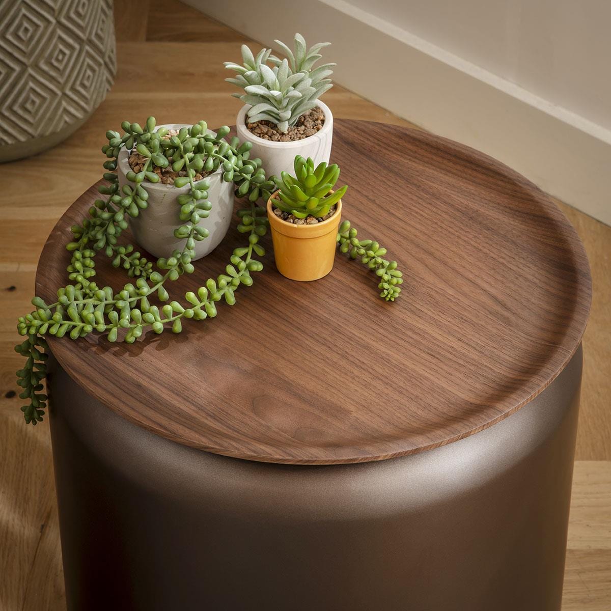 OrcaCameroun's tweet image. Sublimez votre espace avec cette table d&apos;appoint ronde, une table moderne alliant design minimaliste et esprit artisanal. Dotée d&apos;un plateau en placage de noyer de 45 cm et d&apos;un imposant piètement cylindrique en métal peint en marron.
.
.
.
#orcacameroun #Mobilier #TableBasse