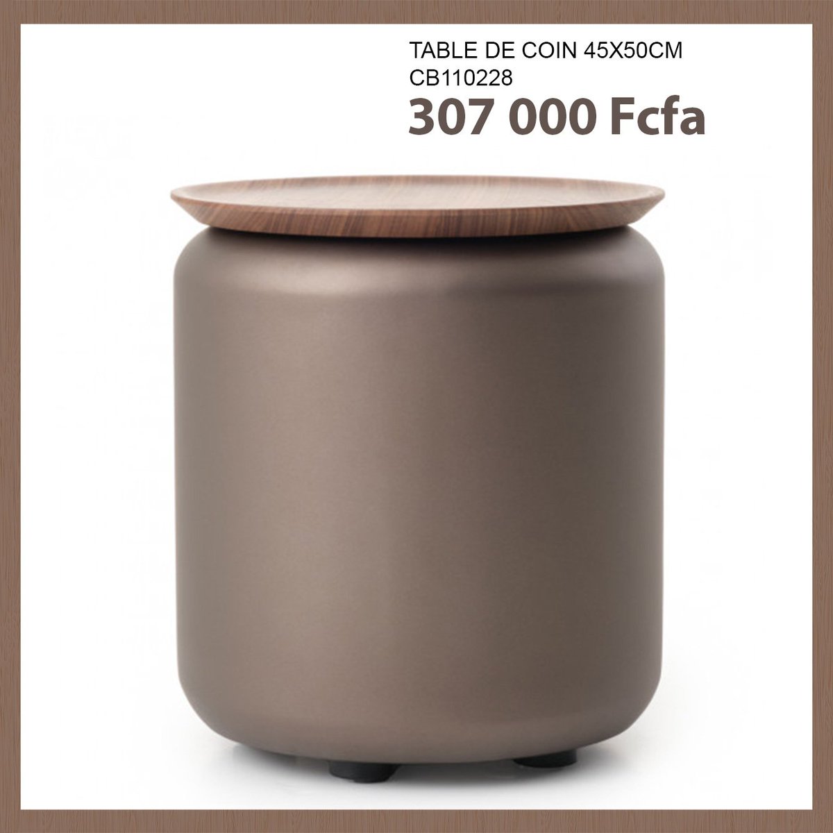 OrcaCameroun's tweet image. Sublimez votre espace avec cette table d&apos;appoint ronde, une table moderne alliant design minimaliste et esprit artisanal. Dotée d&apos;un plateau en placage de noyer de 45 cm et d&apos;un imposant piètement cylindrique en métal peint en marron.
.
.
.
#orcacameroun #Mobilier #TableBasse