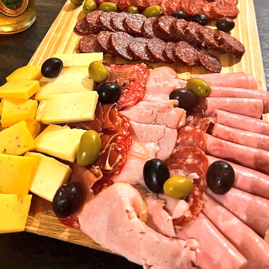 Me acabo de desayunar que hoy es el Día Mundial del Queso y casualmente estoy armando un newsletter especial sobre mi finde largo en Tandil, el lugar por excelencia de Argentina para entrarle al pan y queso, con mucha data útil y actualizada.

Sale hoy 👉  picado.ar/suscribiteapan…