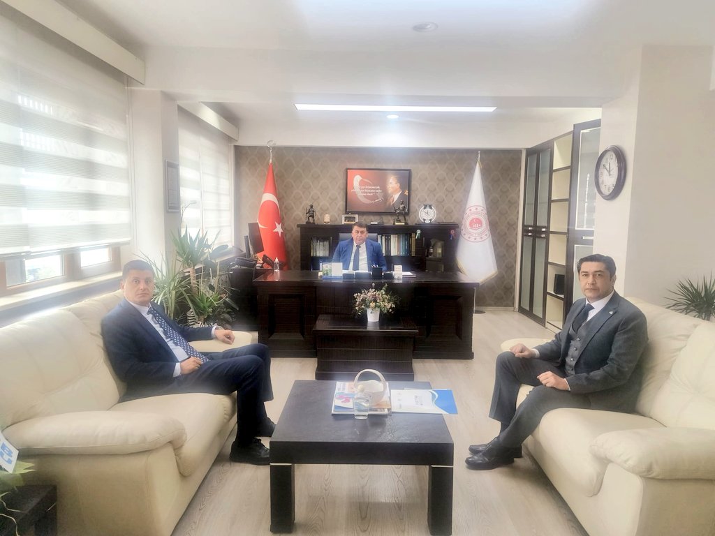 Astim Organize Sanayi Bölge Müdürü Sn Erdem BİLGİLİ ve Yönetim Kurulu Başkanı Sn Gökhan MARAŞ, Müdürümüz Sn Halit ERGİN’e Makamında hayırlı olsun ziyaretinde bulundular. Nazik Ziyaretleri için kendilerine teşekkür ederiz.