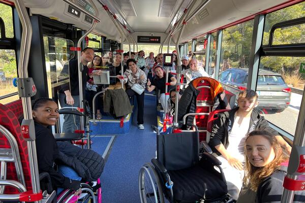 TMB_Barcelona's tweet photo. 👟📱 TMB transporta els participants de l'@IGuttmann  a la #BCNada25
🚌 Conductors voluntaris de #busbcn han portat pacients i professionals del centre hospitalari a la gimcana tecnològica que s'ha fet avui a #Barcelona #TMBSolidari
👉https://t.co/oJ1J3wSwV8 https://t.co/5af7UnUlYI