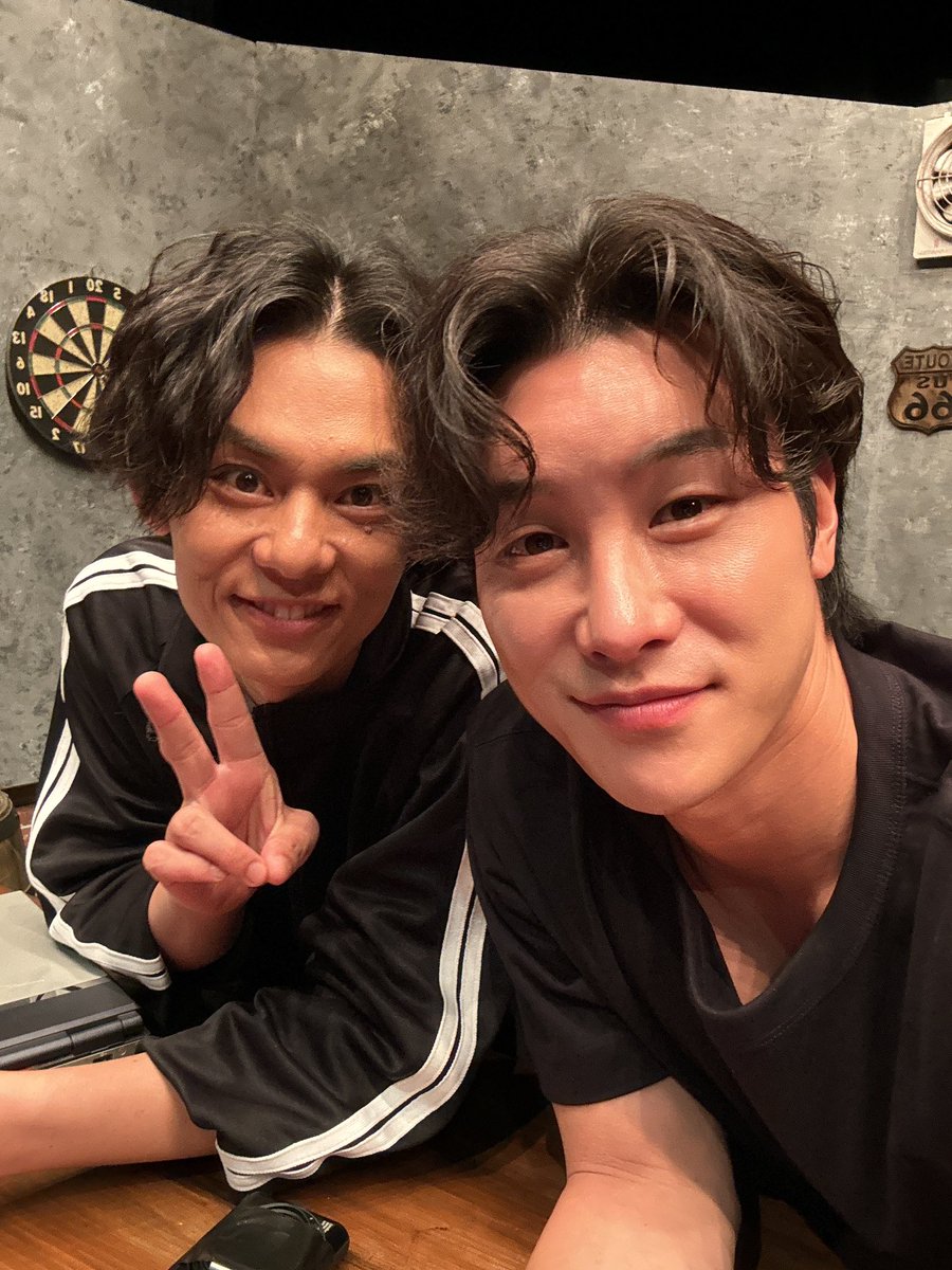 kazukkyyy's tweet photo. 本日もころくび終わりましたーーーー！！今日はイ・シガン君と！！
いつも優しい！
常に優しい！！
ほんと良い人♬
そして韓国情報たくさん教えてもらってます！！
明日は1公演！
宜しくお願いしますっ！！
#舞台ころくび https://t.co/MsAwwn3AfM