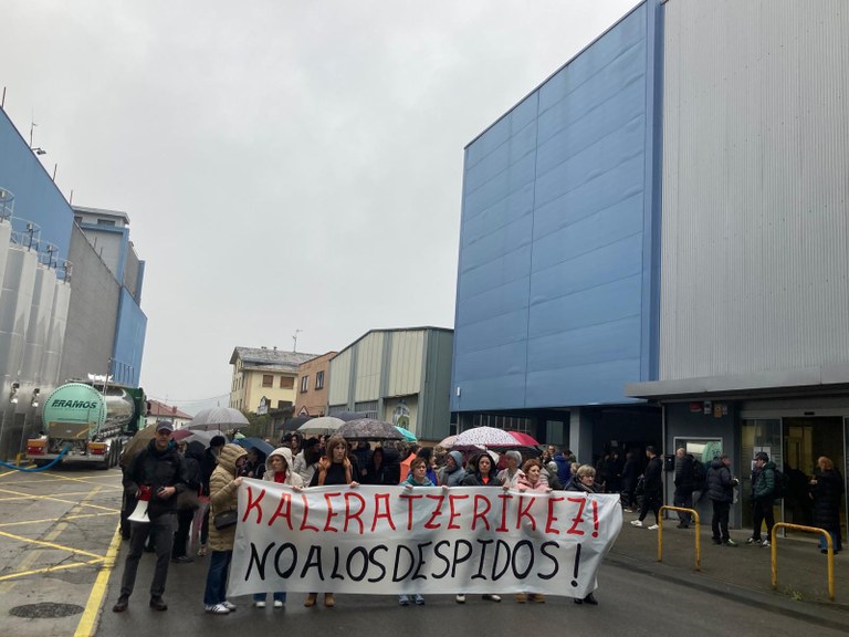 📢 Los paros por el despido de una compañera paran la producción en la empresa Natra Oñati.

✔️ El comité de empresa ha convocado paros en cada turno de trabajo para denunciar que la empresa ha despedido una trabajadora que llevaba 24 años trabajando.

🔗 labur.eus/gj0zcpqc