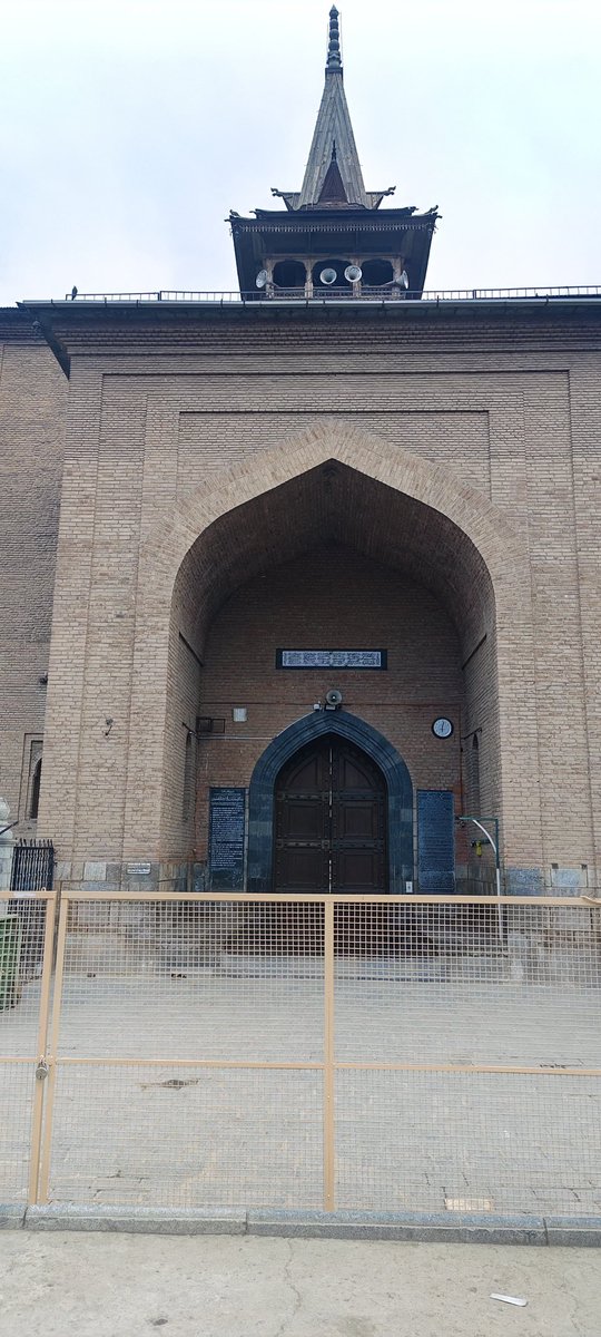 MirwaizKashmir's tweet photo. Conveyed to Auqaf by authorities, that on the highly revered night of LailaTul Qadr when Muslims around the world supplicate and seek Allah’s forgiveness throughout the holy and blessed night, central #JamaMasjid Srinagar will be closed to the people and no shab or prayers will be allowed there. It is extremely regrettable and condemnable that the insensitivity of those in power will deprive tens of thousands of Muslims who for generations visit Jama Masjid on this night, of spiritual solace and worship, causing them and me great grief and dismay.
#ShabeQadr