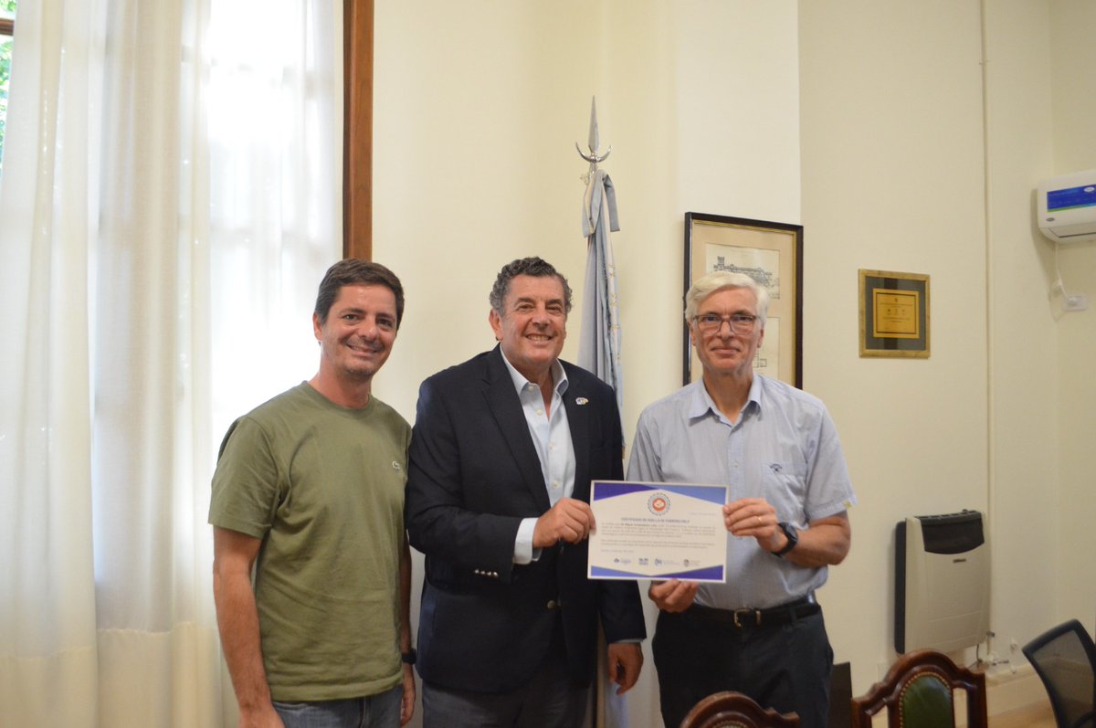 ing_unlp's tweet photo. La Facultad de Ingeniería otorgó el primer Certificado UNLP de Huella de Carbono a una reconocida empresa del sector harinero

Se trata de Molino Campodónico, que atravesó un proceso de evaluación y validación técnica para poder obtener la certificación.
https://t.co/VFy4aS1Apj https://t.co/8moP6e11KP