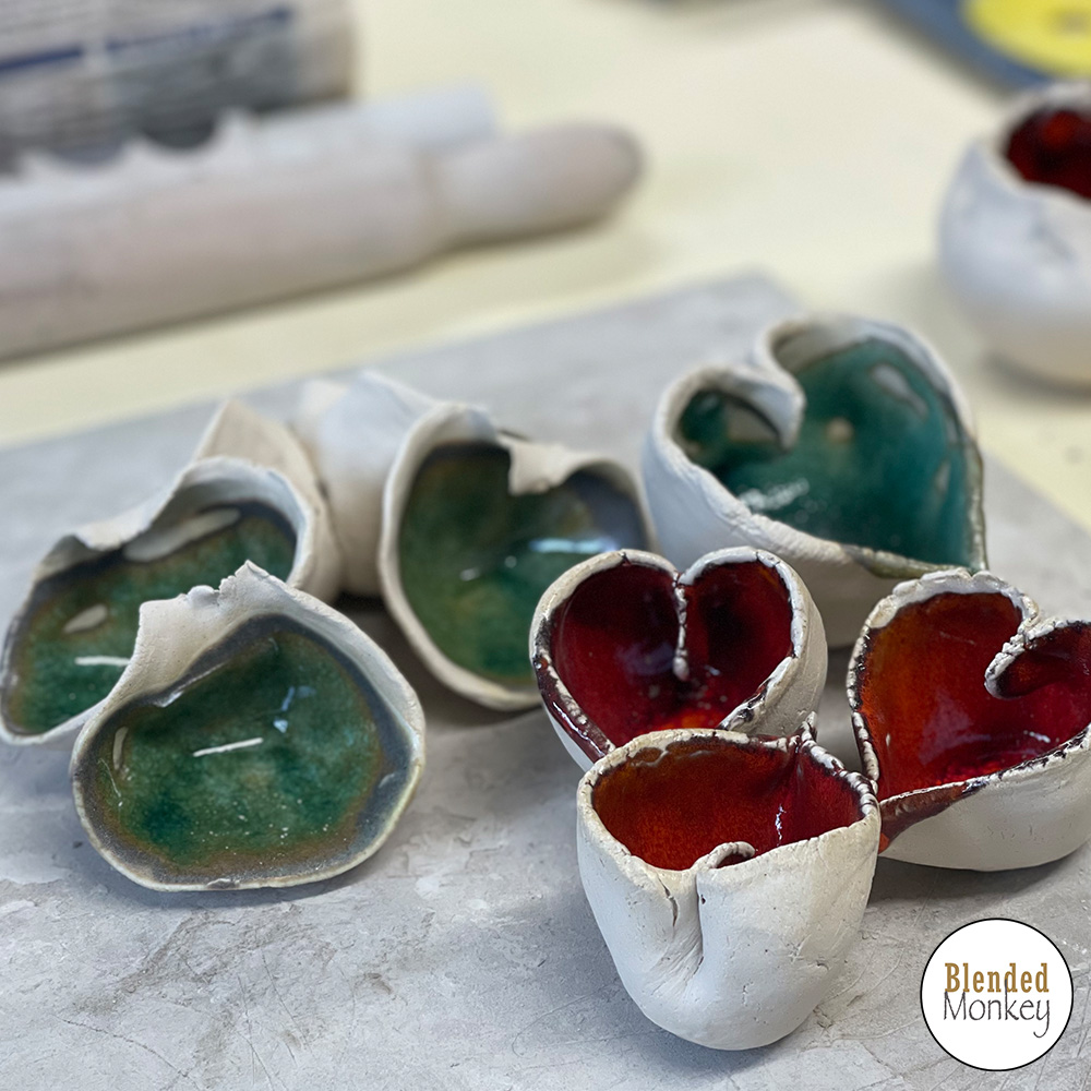 blended_monkey's tweet image. Our pottery experiences include hand building &amp;amp; throwing (or tailored to suit).
The pinching part is totally freestyle. 
You could make one of my go-to flowers or maybe an organic clustered vessel.

l8r.it/PPnI
#learnpottery #potterycambs #potterynearme #learnthrowing