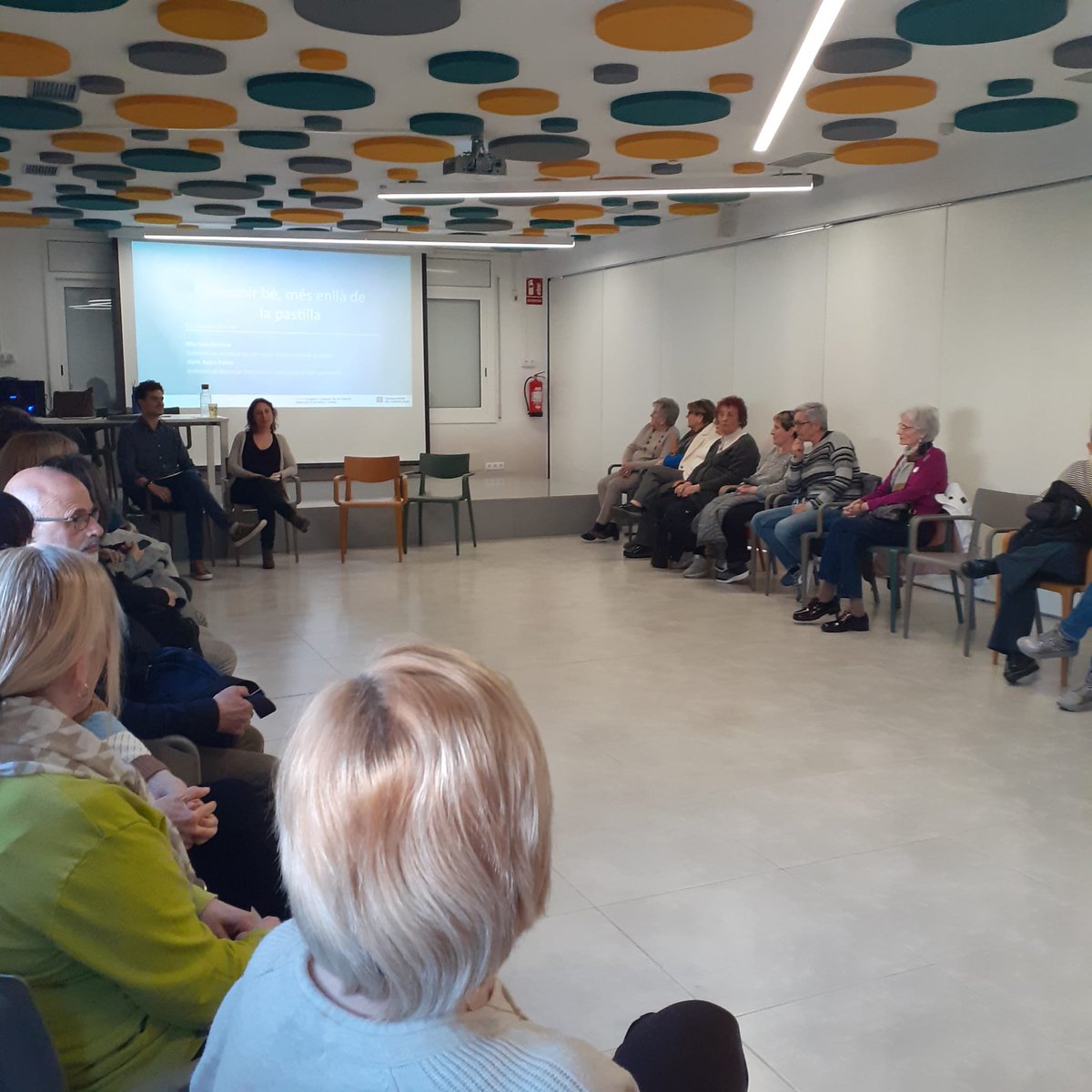 primariaicscat's tweet image. 💊Rita Sala, farmacèutica de la GAPiC Lleida i Aleix Ayats, RBEC de l’EAP Agramunt han ofert la xerrada “Dormir bé, més enllà de la pastilla” on han parlat de les característiques de l’insomni, els efectes en la salut i com abordar-lo més enllà de la medicació.