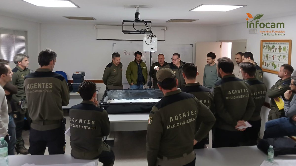 Plan_INFOCAM's tweet photo. 📡🔥 Formación en operaciones aéreas para directores de extinción en #IIFF, #AAMM y técnicos de #INFOCAM de @gobjccm.

🚁 Un curso clave para optimizar la coordinación y eficacia en la lucha contra los incendios forestales.

📸Las Pedroñeras, Cuenca. https://t.co/rpN8CF8hlN