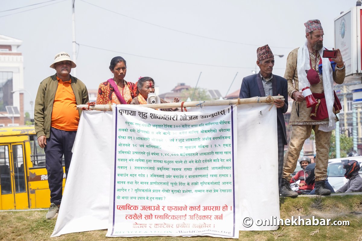 chandraale9's tweet photo. यो ब्यानर बोकेर माइतीघर आइपुगेका अमेरिकी नारिकलाई राजा वादी राप्रपाले फसाई दिए छ । https://t.co/5xVdaY1tSI