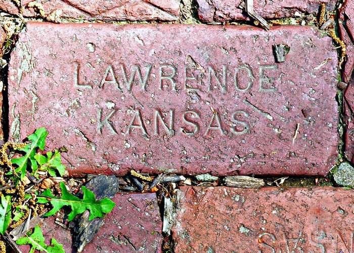 GregSimmsGLS's tweet image. Free State Brewery is an awesome part of the Lawrence, KS community!!!!
True fact…when FSB opened, they often ran out of the beer they brewed, so they served MICHELOB on draught as needed. (I know, as I delivered the kegs to them.)
Great people!!! 👍🍺🌾#BeerIsGood