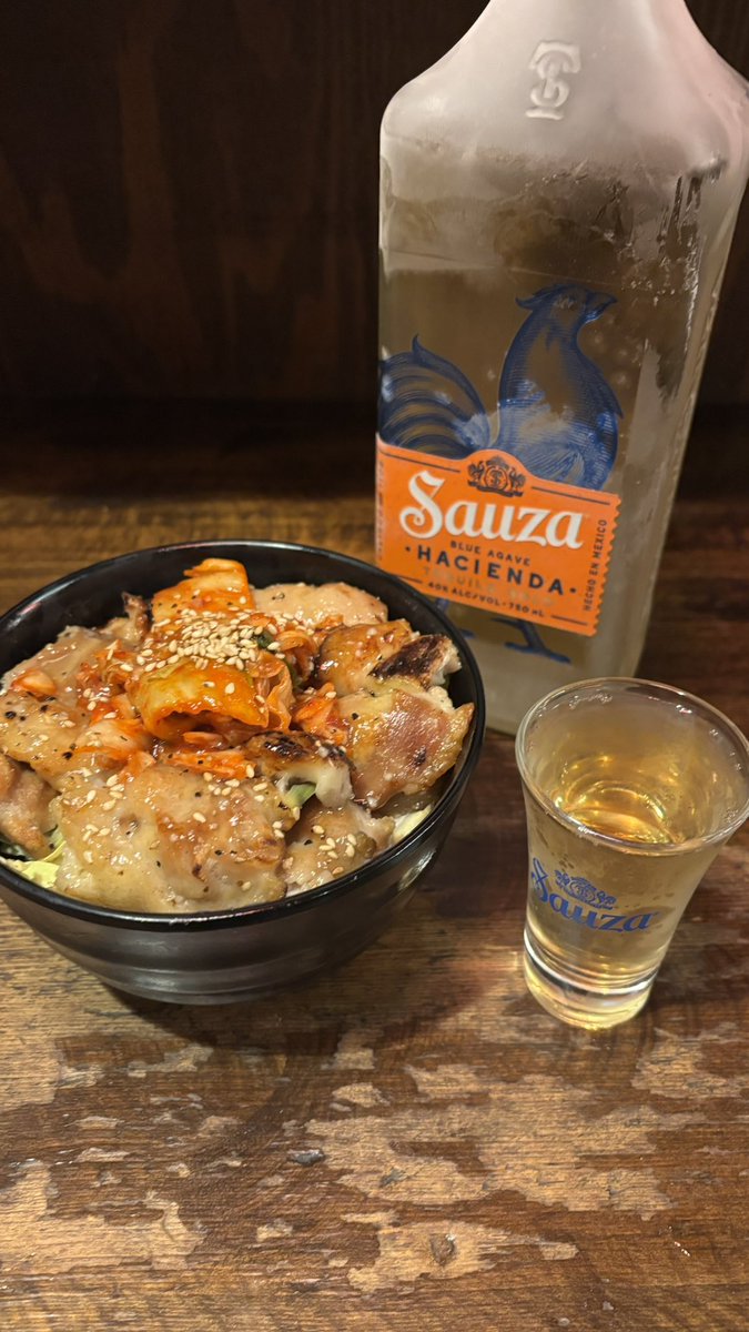 yakitori39_'s tweet photo. こんばんわ！やきとりさんきゅう白楽店です！春の訪れとともに、暖かな日差しが心地よい季節となりましたね😍それと同時に花粉症もやばいです！そんな時にキンキンに冷えたテキーラを飲み、焼き鳥丼を食べて体力をつけて花粉に打ち勝ちましょう！
#やきとりさんきゅう #やきとり https://t.co/tgGNcFullQ