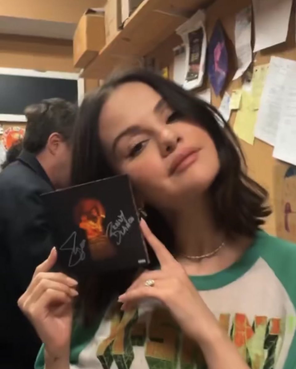 comfortselenag's tweet image. WE STAND BY YOU SELENA! 

🚨 STREAM #ISaidILoveYouFirst 

🔗vm.tiktok.com/ZMByfuFh2/