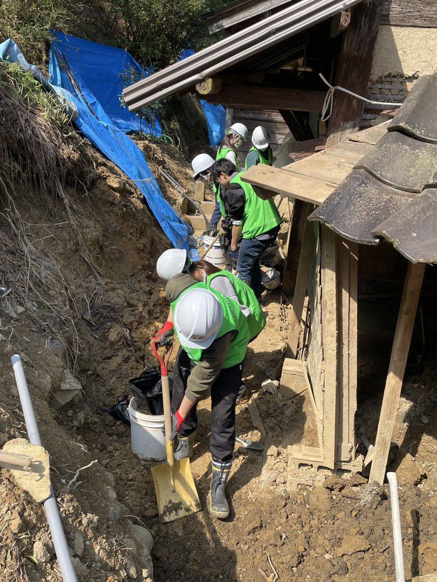 youth_fund0101's tweet image. ▼▼現地から4⃣0⃣▼▼
3/23(日)
3日目は千枚田のお宅にて泥出し、町野町へ不要物の搬出を行いました。
力作業も頑張りました！

#ユース災害ボランティア基金
#風に立つライオン基金
#BOSAIEdulab
#令和6年能登半島地震・豪雨
#大学生
#災害ボランティア
#ボラサポ
#サントリー
#モンベル
#丸石製薬