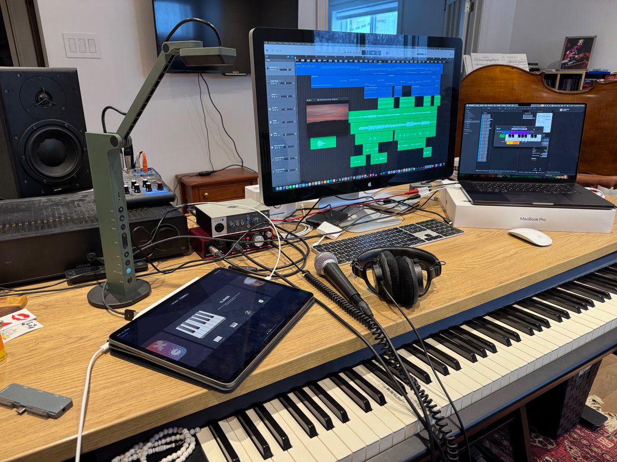 j_tardif's tweet photo. En préparation pour un atelier GarageBand ce matin en mode virtuel avec les élèves du Conseil Scolaire des Grandes Rivières en Ontario. https://t.co/wOjuSD5xIF