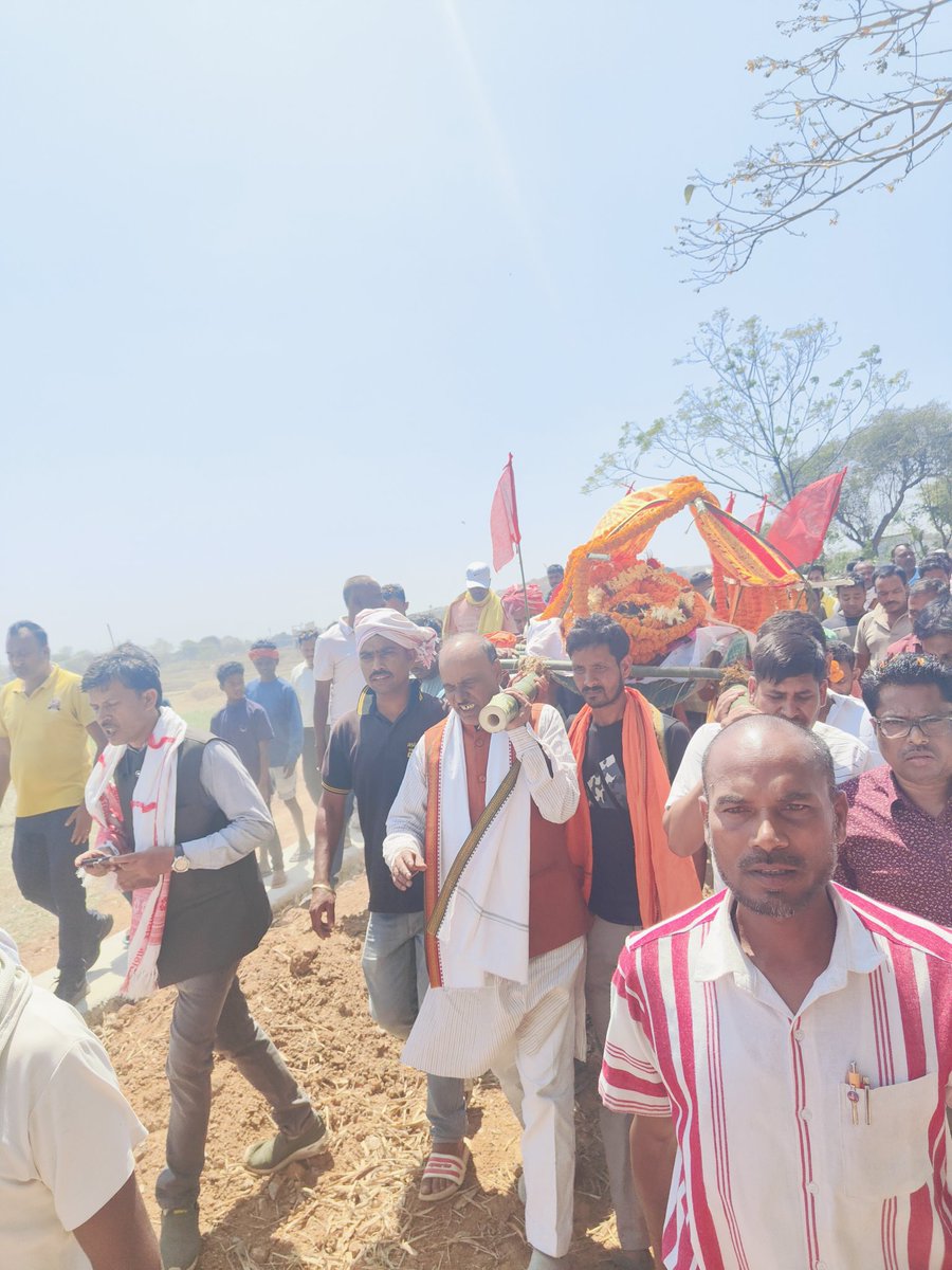 samrilal's tweet photo. कांके महावीर मंडल अध्यक्ष व भाजपा नेता अनिल महतो "टाईगर" जी के अंतिम यात्रा में शामिल होकर श्रद्धांजलि दिया। https://t.co/Nt8EcNVVKJ