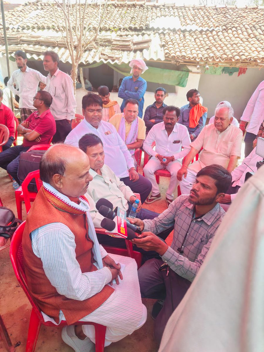 samrilal's tweet photo. कांके महावीर मंडल अध्यक्ष व भाजपा नेता अनिल महतो "टाईगर" जी के अंतिम यात्रा में शामिल होकर श्रद्धांजलि दिया। https://t.co/Nt8EcNVVKJ
