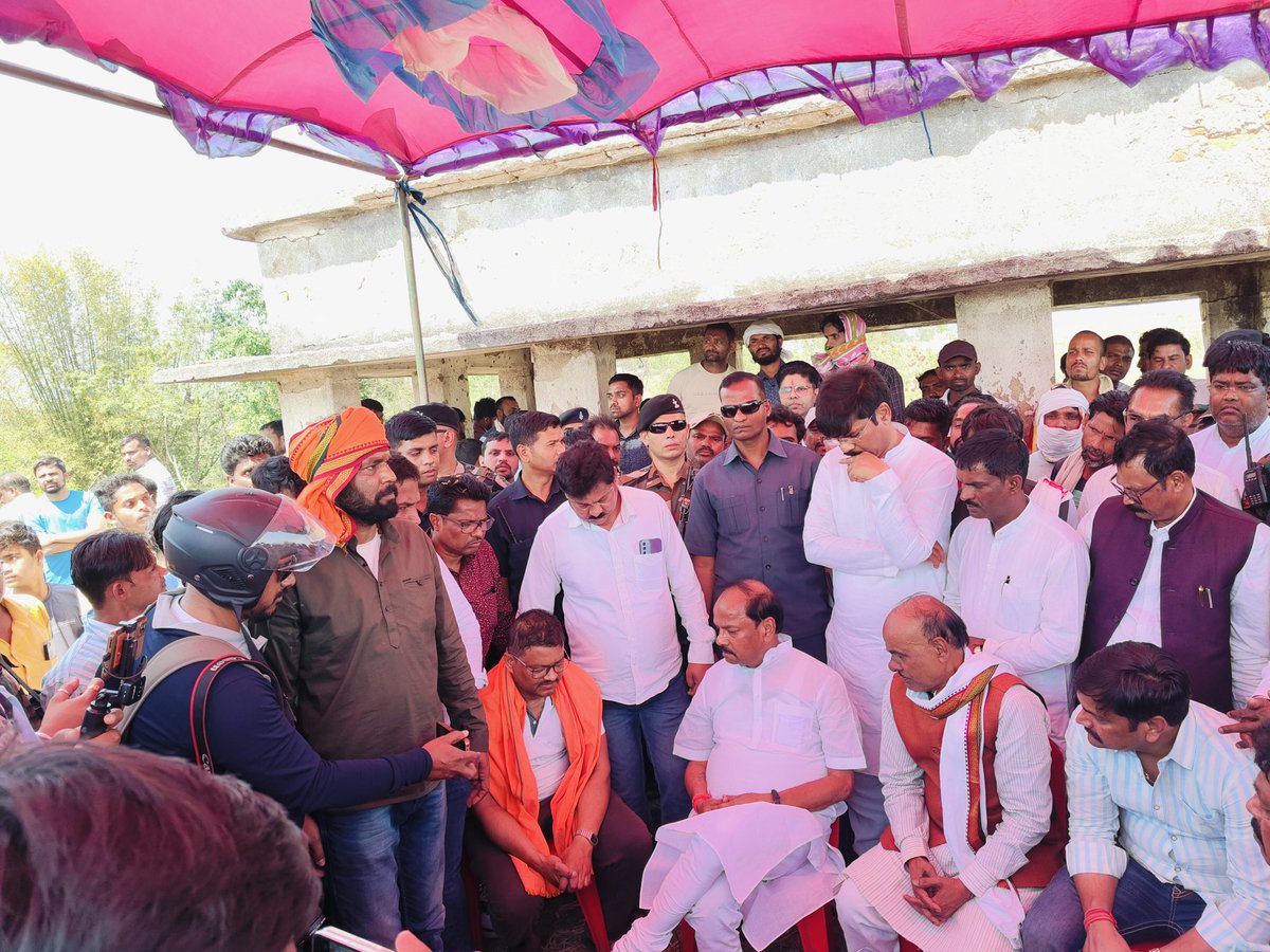 samrilal's tweet photo. कांके महावीर मंडल अध्यक्ष व भाजपा नेता अनिल महतो "टाईगर" जी के अंतिम यात्रा में शामिल होकर श्रद्धांजलि दिया। https://t.co/Nt8EcNVVKJ