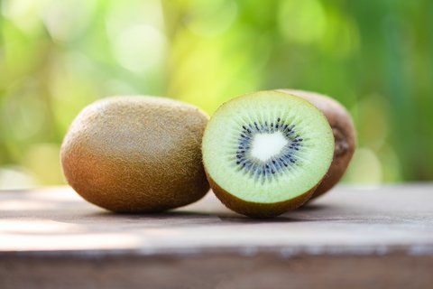 LoriShemek's tweet photo. Trouble Sleeping?  🥝

A study done by Taipei Medical University found that eating two kiwis before bed improves sleep quality and duration.

They  had 24 adults aged 20 to 55 who reported sleep disturbances and had  them eat two kiwi fruits one hour before bedtime nightly for four weeks.

Here's what they found:

Kiwis decreased sleep onset latency by 35.4%.
Kiwis decreased waking time after sleep onset by 28.9%.
Kiwis increased total sleep time by 13.4%.
Kiwis increased sleep efficiency by 5.41%.
Kiwis improved subjective sleep quality by 42.4%

The  reason why kiwis may be beneficial for your sleep is because of their  high content of serotonin, which is a hormone that regulates your sleep  and wake cycles. They've also found that folate helps convert serotonin  into melatonin, the primary sleep hormone.

If you're having trouble falling or staying asleep, Kiwis may be the answer - worth a try.