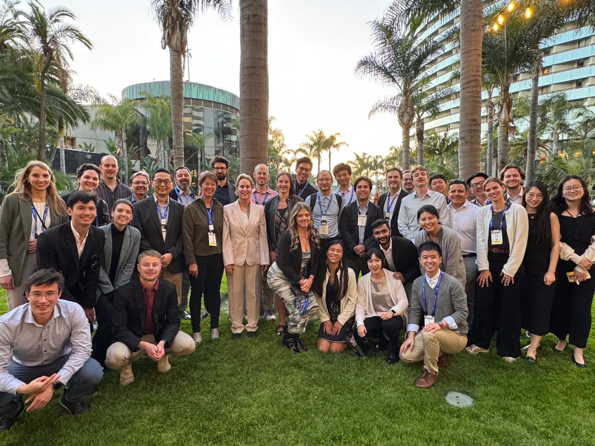francesarnold's tweet image. Highlight of #ACSSpring2025 was gathering with current and former Arnold group members.