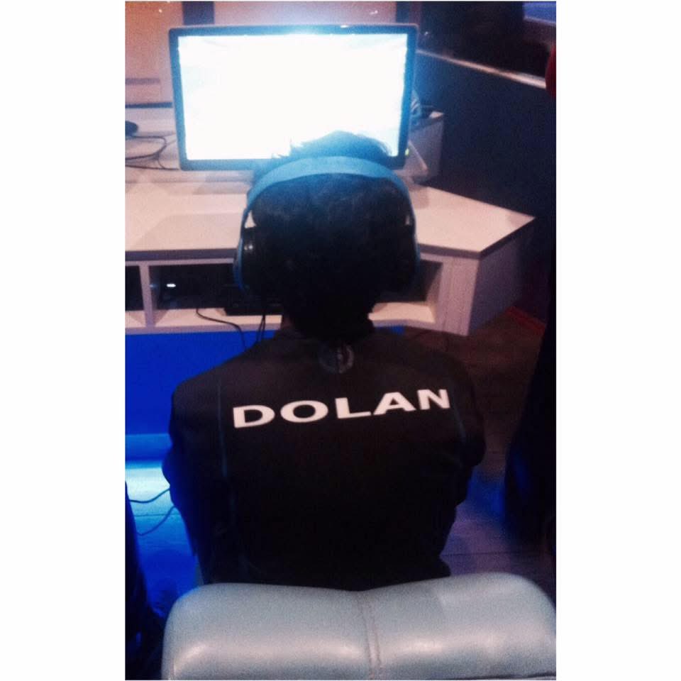 PsyDolan's tweet image. Esta es la primera foto que me tomó mi papá cuando me acompañó a mi primera LAN de Halo. Sé que no he logrado mucho, pero lo poco que he logrado es gracias a él, por confiar en mí y apoyarme en lo que me apasiona.
Gracias por todo papá, te voy a extrañar.
Descansa en paz.