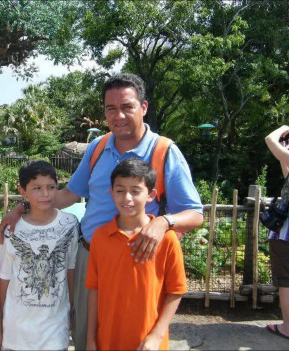 PsyDolan's tweet image. Esta es la primera foto que me tomó mi papá cuando me acompañó a mi primera LAN de Halo. Sé que no he logrado mucho, pero lo poco que he logrado es gracias a él, por confiar en mí y apoyarme en lo que me apasiona.
Gracias por todo papá, te voy a extrañar.
Descansa en paz.