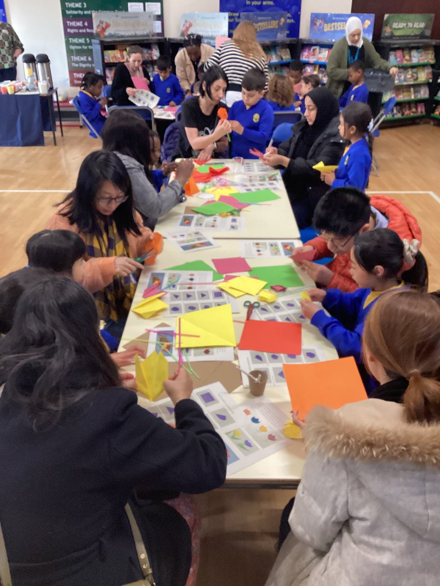 StMaryB17's tweet photo. #Y2 had a lovely morning for their Mothers Day #Inspireworkshop! The children created a bunch of flowers! 🌷🌻🌼 https://t.co/gBYngD5Fcs