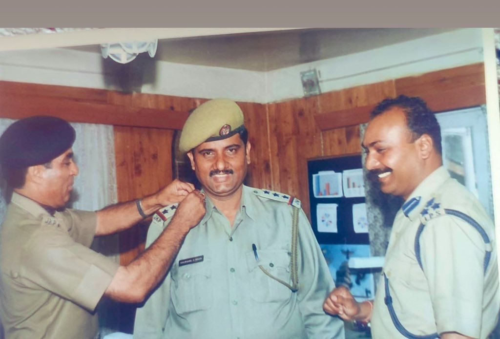 Zeeshan Khan, KAS (@xeeshan_kas) on Twitter photo On this auspicious day, remembering you, dear Dad. This picture from your piping ceremony will always remain close to my heart. You were the best, and we all miss you and your guidance. Requesting everyone for prayers 🙏. <a href="/qayoommanhas/">A Q Manhas</a> <a href="/KashmirPolice/">Kashmir Zone Police</a> On this auspicious day, remembering you, dear Dad. This picture from your piping ceremony will always remain close to my heart. You were the best, and we all miss you and your guidance. Requesting everyone for prayers 🙏. <a href="/qayoommanhas/">A Q Manhas</a> <a href="/KashmirPolice/">Kashmir Zone Police</a>