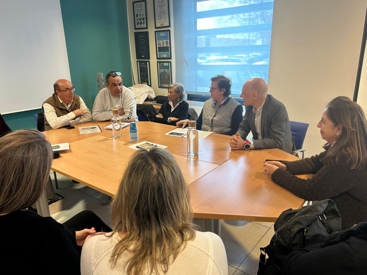 Fundación CIEN (@fund_cien) on Twitter photo Ayer recibimos en CIEN a la <a href="/ParkinsonFEP/">Federación Española de Párkinson</a>, quienes conocieron de cerca nuestra labor. Juntos seguiremos avanzando en la investigación, dando pequeños pasos que marcan la diferencia. ¡Qué importante es el apoyo de las familias y asociaciones para seguir adelante! #Parkinson Ayer recibimos en CIEN a la <a href="/ParkinsonFEP/">Federación Española de Párkinson</a>, quienes conocieron de cerca nuestra labor. Juntos seguiremos avanzando en la investigación, dando pequeños pasos que marcan la diferencia. ¡Qué importante es el apoyo de las familias y asociaciones para seguir adelante! #Parkinson
