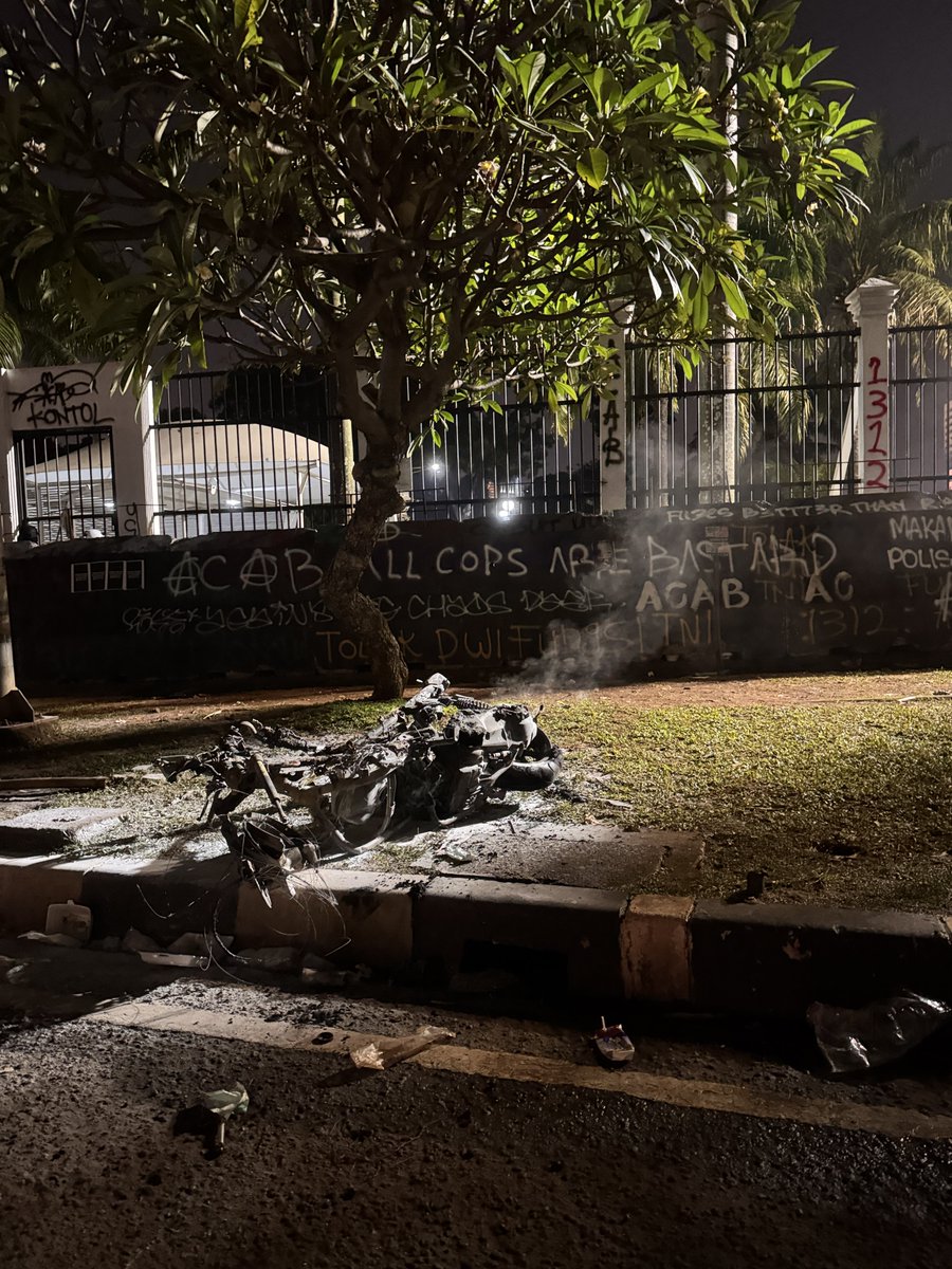 Masih di sini, di Gedung DPR RI. Kalau ada info teman-teman yang terluka atau hilang sila reply ya. Kita lagi nyisir di sekitar lokasi #CabutRevisiUUTNI #TolakRUUPolri