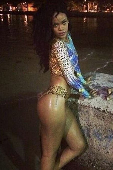 Haster18_'s tweet image. 2. When Rihanna bathed in a sewer in brazil thinking it was a beach.
